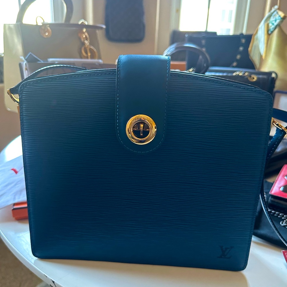 LV BLUE Epi Capucines
